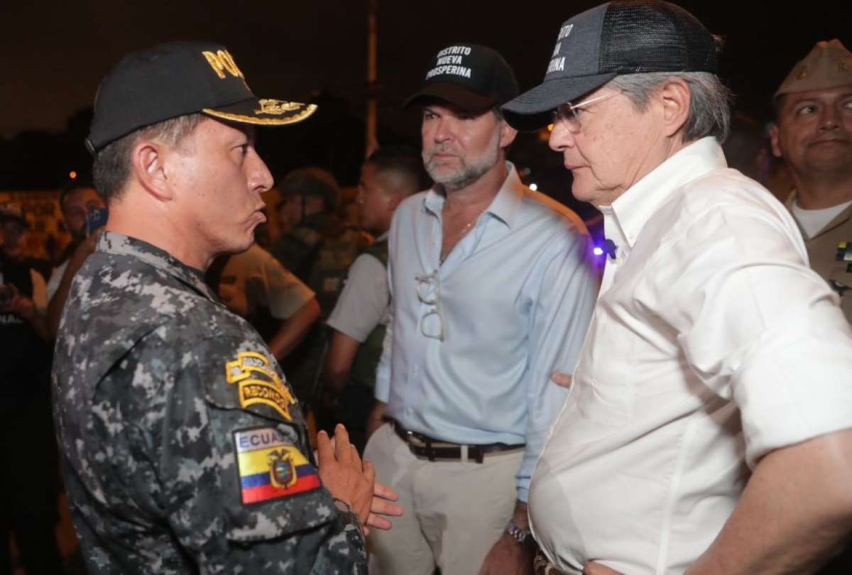 El presidente Guillermo Lasso (der.) recorrió la Entrada de la 8 junto al gobernador Francesco Tabbachi (izq.). 