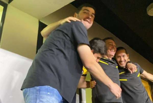 Aquiles &Aacute;lvarez (izq.) celebra con el resto de directivos la clasificaci&oacute;n a la final