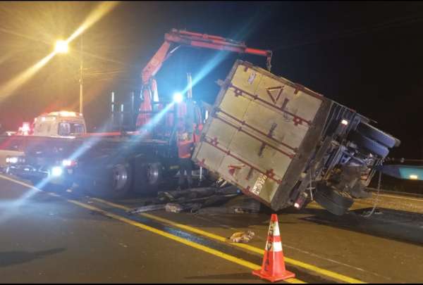 Un cami&oacute;n se volc&oacute; a la altura de Tambillo y dej&oacute; heridos a tres de sus ocupantes. 