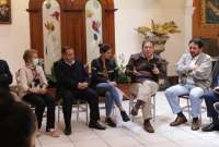Santiago Guarderas toma la palabra en la reuni&oacute;n con representantes del Centro Hist&oacute;rico