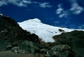 Se registra fuerte avalancha en el volc&aacute;n Cayambe