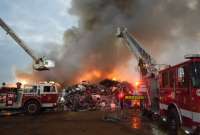 Un incendio en el patio de chatarra de una recicladora en la Vía a Daule, norte de Guayaquil, activó la alerta del ECU 911 y movilizó a 80 bomberos para controlar las llamas.