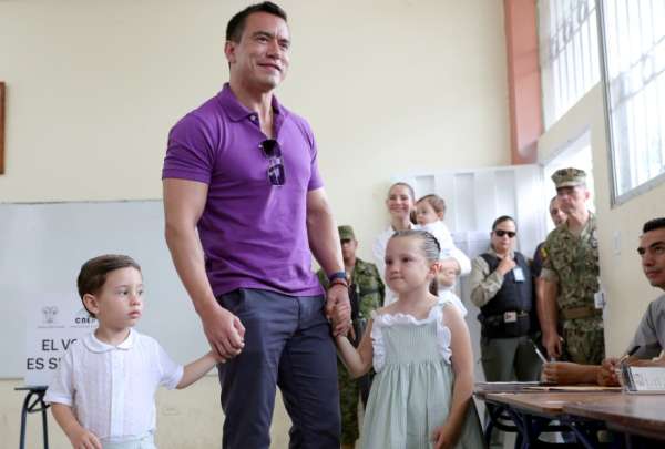 El presidente Daniel Noboa junto a sus hijos &Aacute;lvaro y Luisa, en las votaciones del 13 de abril de 2025.