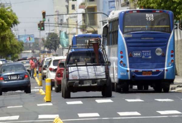 Tras la demolici&oacute;n del edificio Fantas&iacute;a en Guayaquil, 18 l&iacute;neas de buses retoman su recorrido habitual.&nbsp;