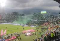 Tras fuertes enfrentamientos de hinchas el Atlético Nacional y la policía se registraron heridos y detenidos.