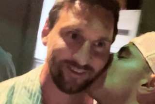 Fan&aacute;tico bes&oacute; a Lionel Messi a la salida de un restaurante