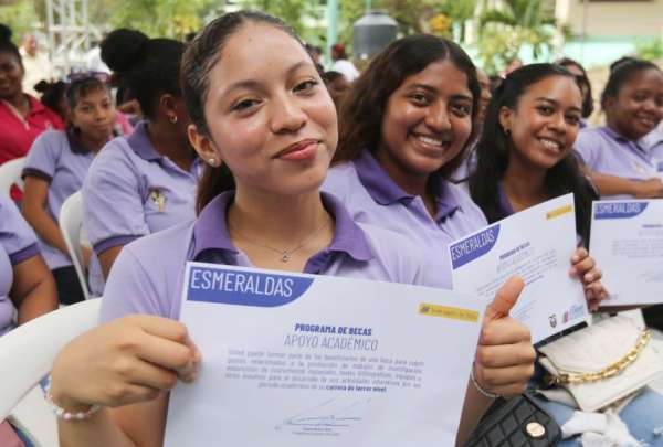 El Gobierno Nacional entreg&oacute; en Esmeraldas 1.000 becas a j&oacute;venes que desean continuar sus estudios en institutos de tercer nivel. 