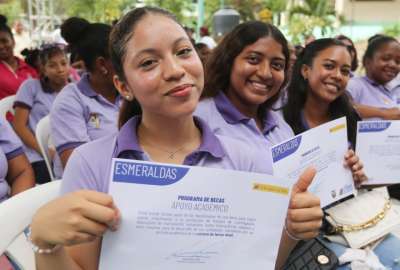 El Gobierno Nacional entreg&oacute; en Esmeraldas 1.000 becas a j&oacute;venes que desean continuar sus estudios en institutos de tercer nivel. 