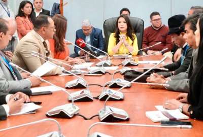 Pamela Aguirre (centro) dirige la mesa de Fiscalizaci&oacute;n.