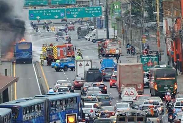 Un articulado se incendi&oacute; frente a la entrada de La Prosperina.