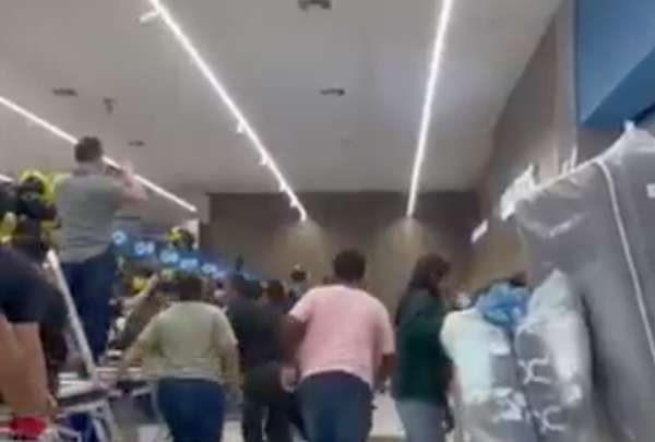  Varios locales comerciales abrieron desde hoy sus puertas para ofrecer descuentos y promociones por el Black Friday.&nbsp;