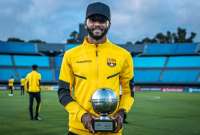 Leonai Souza sostiene el trofeo que recibi&oacute; del f&uacute;tbol uruguayo por su campa&ntilde;a en el 2021
