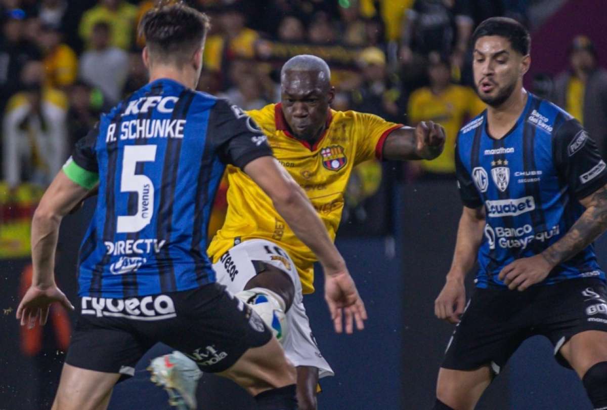 Felipe Caicedo analiza su continuidad en Barcelona. 