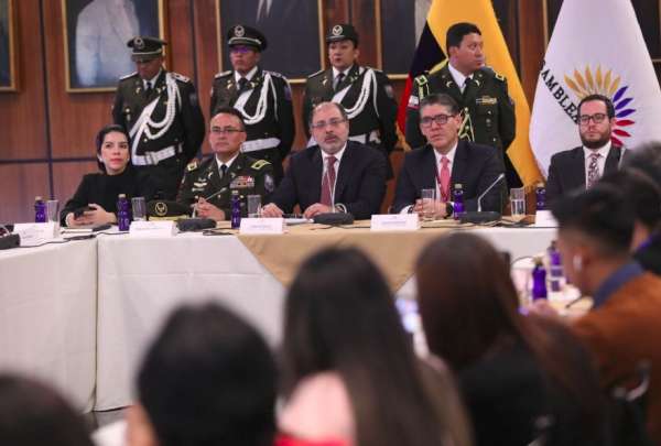 El presidente de la Asamblea, Henry Kronfle, mantuvo un conversatorio con medios de comunicación.