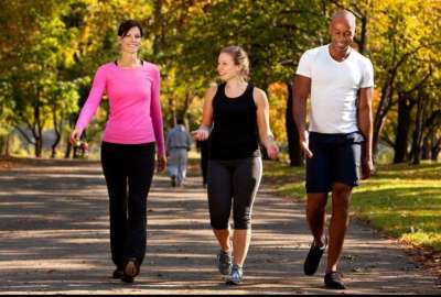 Un estudio de Vitality Global y London School of economics muestra los beneficios de caminar para alargar la vida.