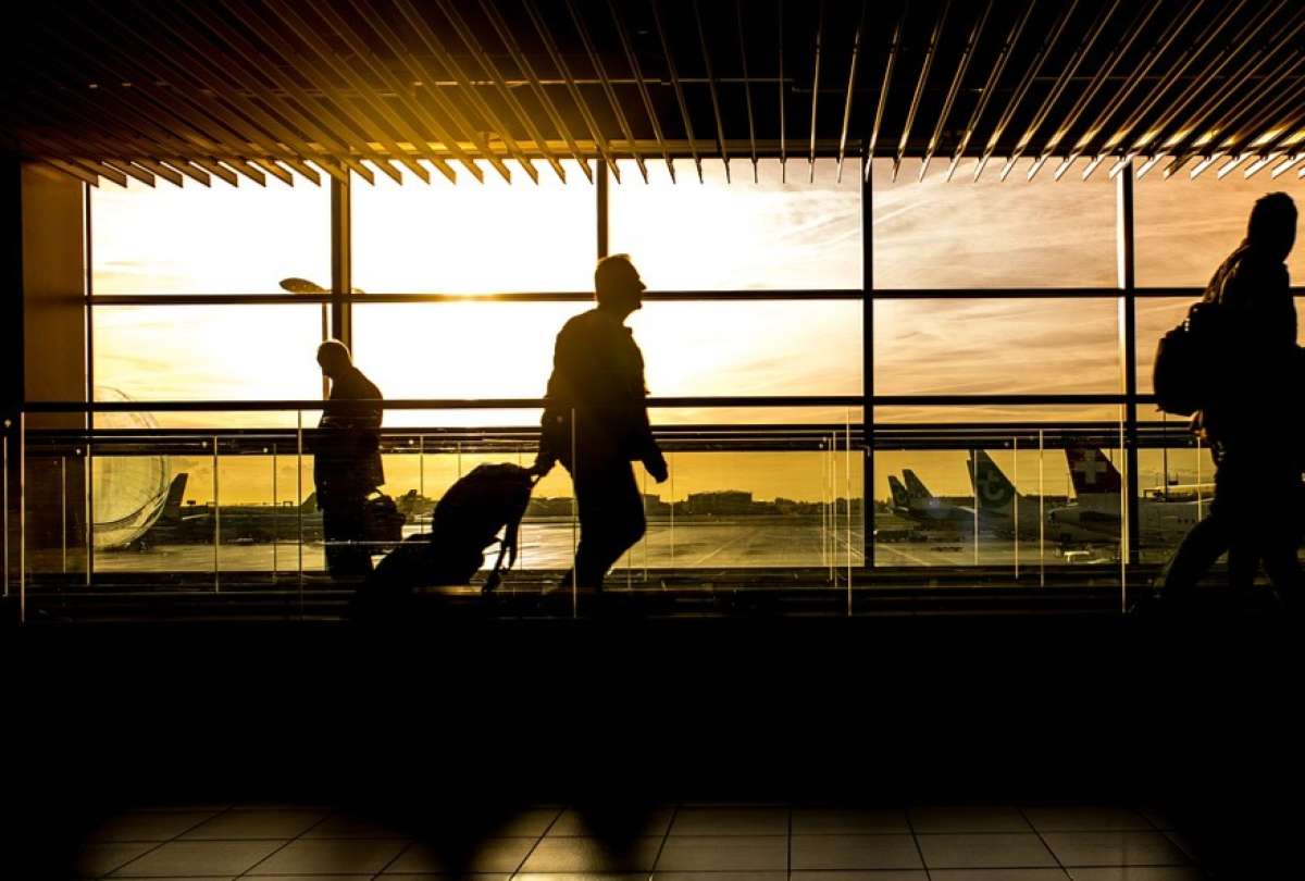 Una pareja intentó abordar su vuelo sin su bebé luego de enterarse que debían pagar por el boleto del pequeño