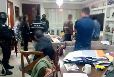 Fiscal&iacute;a allana oficinas de Municipio de Riobamba y detiene a cuatro concejales