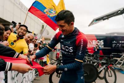 Equipo Ineos Grenadiers celebra cumplea&ntilde;os de Richard Carapaz