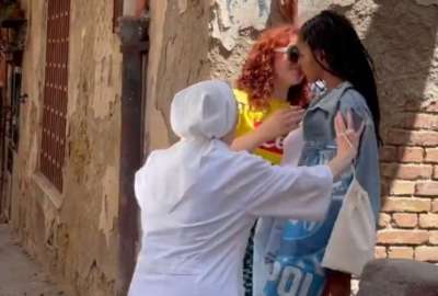 Monja interrumpi&oacute; beso entre dos actrices en Italia