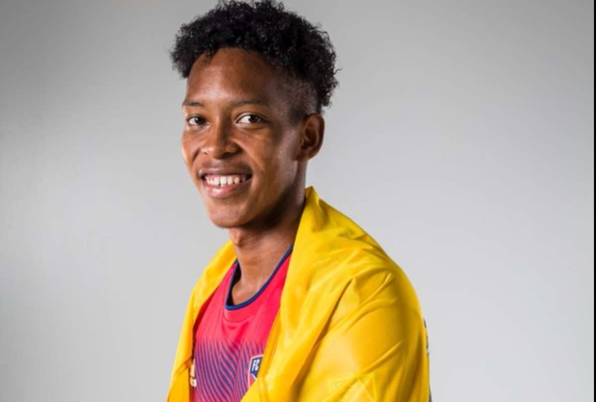 Joshue Qui&ntilde;&oacute;nez realiza el calentamiento, antes del partido ante Macar&aacute;, en Ambato