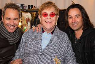 Elton John sufri&oacute; un accidente casero, pero est&aacute; fuera de peligro