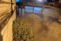 Un bus choc&oacute; con cinco casas en el sector de La Rold&oacute;s