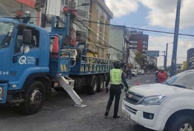Cerrada dos v&iacute;as en Quito tras incendio estructural