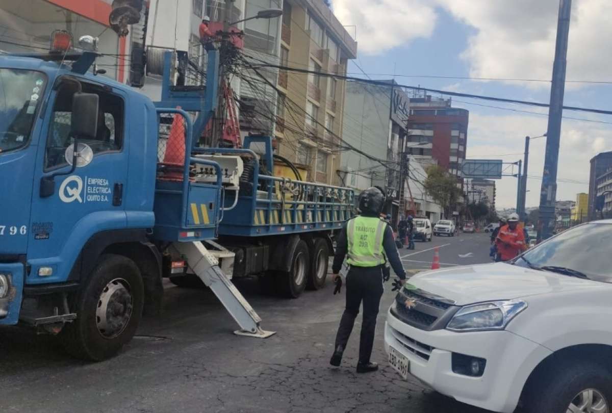 Cerrada dos vías en Quito tras incendio estructural