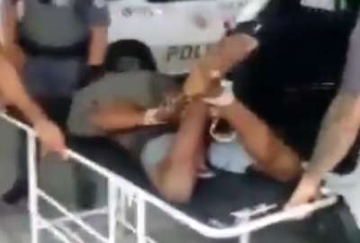 Polic&iacute;as atan las manos y los pies de un hombre acusado de robar chocolate