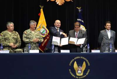 Gian Carlo Lofffredo (centro, izq.) firm&oacute; el compromiso con &Aacute;lvaro Rom&aacute;n, presidente del Consejo de la Judicatura.