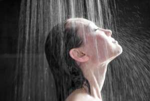 Algunos dicen que bañarse por la mañana es lo mejor, mientras que otros defienden el aseo nocturno.