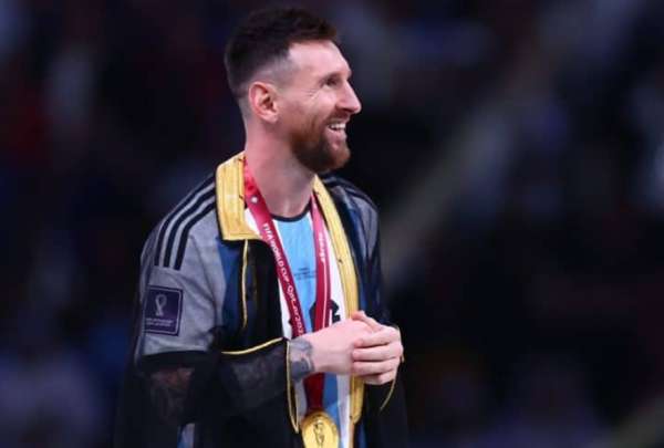 &Eacute;xito de ventas en Qatar del 'bisht', la t&uacute;nica negra que luci&oacute; Messi