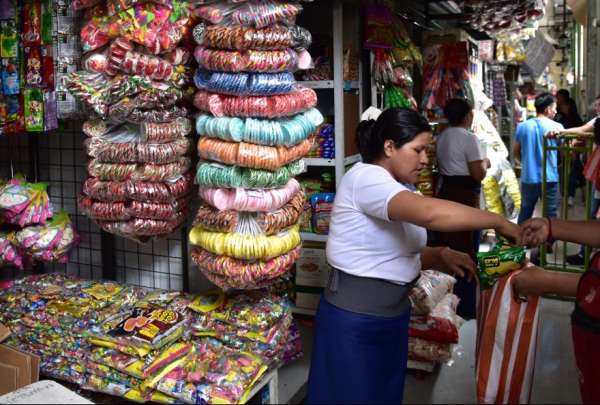 Los locales de confiter&iacute;a del Mercado Central de Guayaquil se activaron por la &eacute;poca navide&ntilde;a.&nbsp;