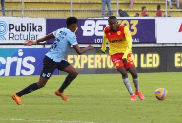 El ingresado Johnny Qui&ntilde;&oacute;nez (der.) entra al &aacute;rea ante la marca de Daniel Clavijo