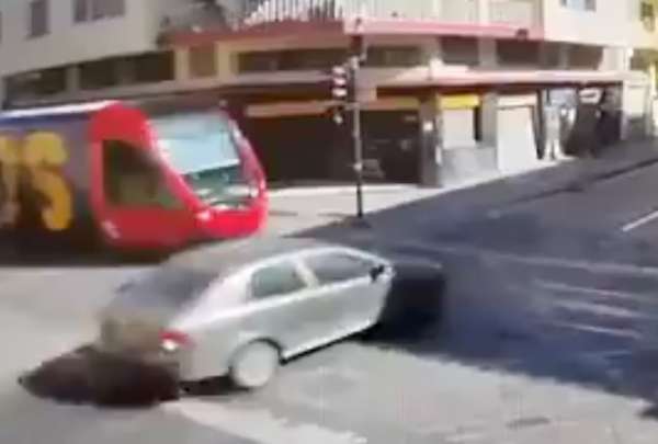 El operador del tranv&iacute;a detuvo a tiempo la unidad cuando un veh&iacute;culo cruz&oacute; en rojo. 