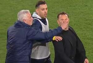 Mourinho agredi&oacute; al entrenador rival