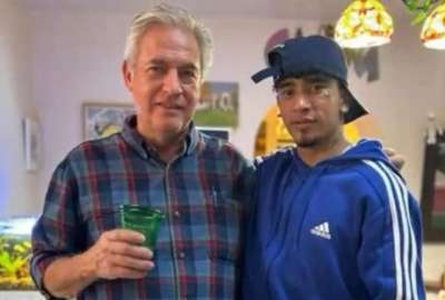 El juez Joel Cano (izq.) junto al presunto delincuente Cristhian Ortega-López.