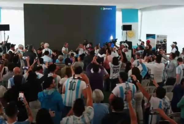 La comunidad argentina en Quito se ha reunido en el Mundial en la residencia oficial del embajador. 