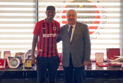 Jaime Ayov&iacute; fue presentado en su nuevo plantel en Turqu&iacute;a. 