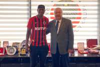 Jaime Ayov&iacute; fue presentado en su nuevo plantel en Turqu&iacute;a. 
