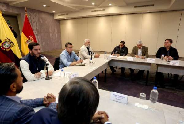 El presidente Daniel Noboa (centro) encabez&oacute; la reuni&oacute;n con el sector transportista en Cuenca. 