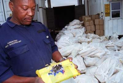 Autoridades de Sud&aacute;frica con un cargamento incautado de drogas il&iacute;citas.