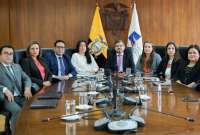 La Corte Constitucional está integrada por nueve jueces.
