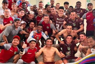 Los jugadores del Mushuc Runa festejan en el camerino la clasificaci&oacute;n al cuadrangular final de la Copa Ecuador. 