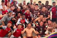 Los jugadores del Mushuc Runa festejan en el camerino la clasificaci&oacute;n al cuadrangular final de la Copa Ecuador. 