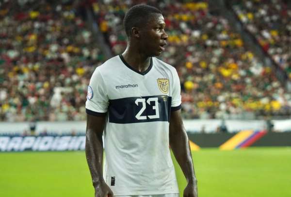 Mois&eacute;s Caicedo tuvo un problema con Carlos Gruezo al finalizar el partido contra M&eacute;xico