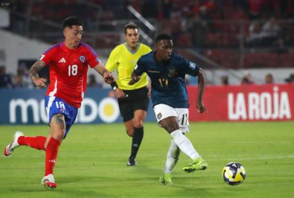 Sebasti&aacute;n Beccacece se&ntilde;al&oacute; que la convocatoria de Darwin Guagua (der.) con Ecuador fue una "decisi&oacute;n t&eacute;cnica".