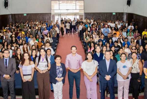 C&eacute;sar V&aacute;zquez, secretario de Educaci&oacute;n Superior, realiz&oacute; el lanzamiento del programa de becas de ingl&eacute;s.