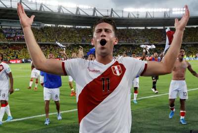Los jugadores de Per&uacute; celebran su vital triunfo sobre Colombia, en Barranquilla