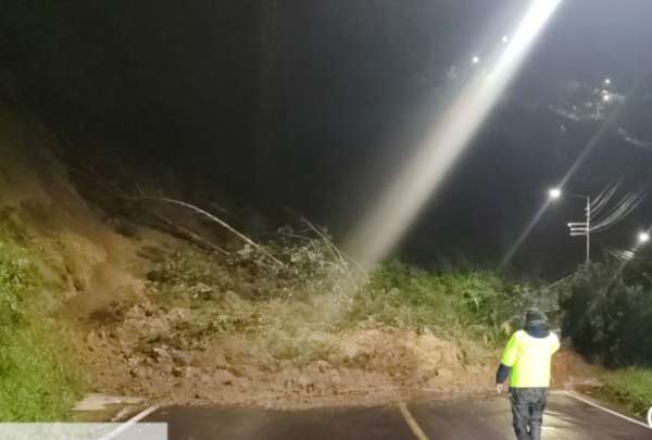 El tr&aacute;nsito en la antigua v&iacute;a a Nay&oacute;n est&aacute; restringido desde el redondel de la UDLA debido al derrumbe.